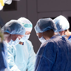 Во время ринопластики хирург пробил основание черепа пациентке